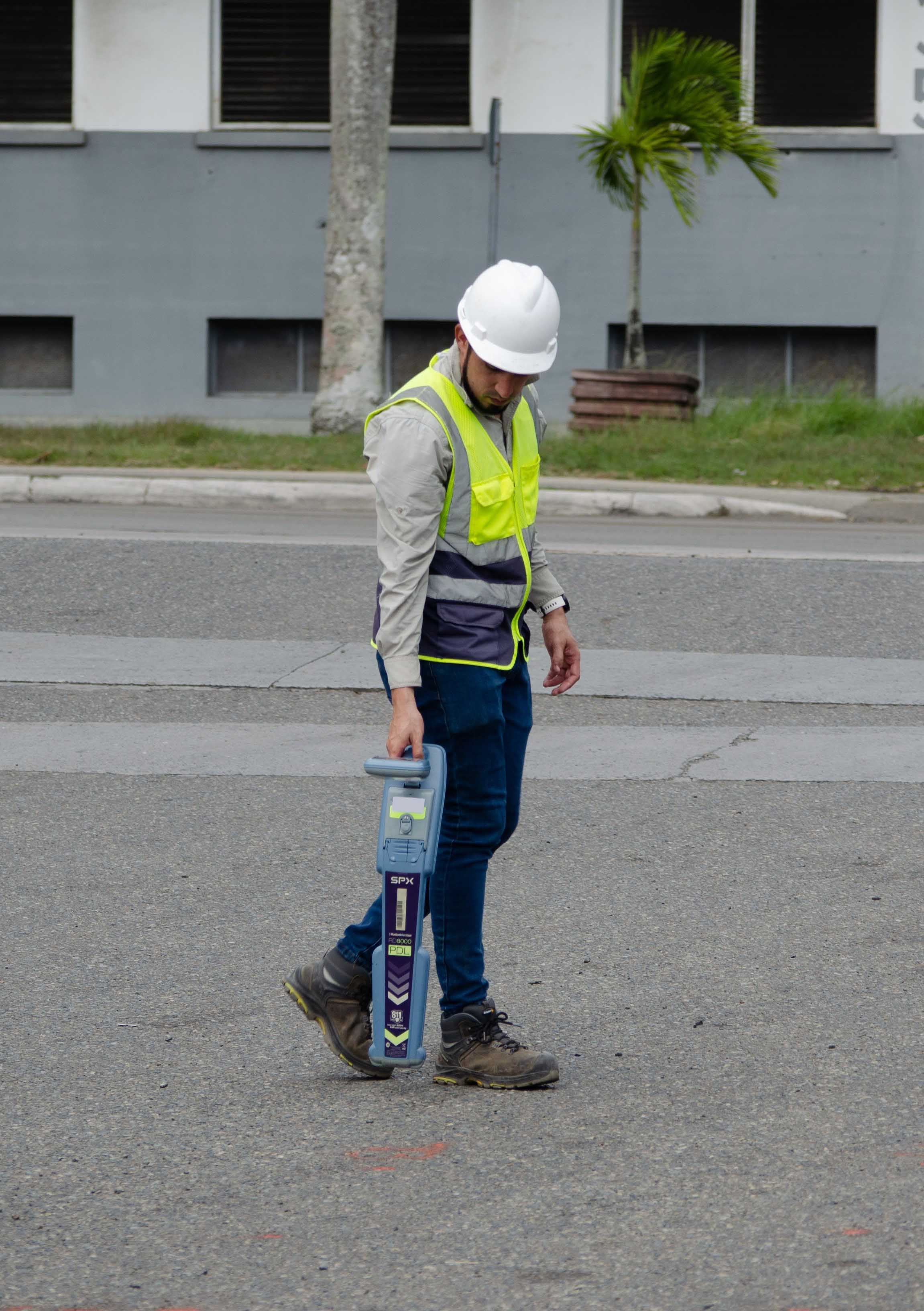 Uso del equipo radiodetector para la ubicación de líneas de servicios soterradas